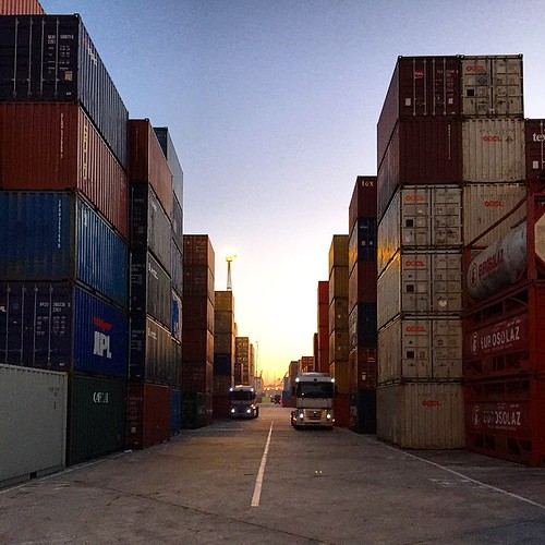 Containers vacíos. Esto en días de mucho viento es un peligro #containers #Martainer #puertobarcelona #camiones #truck #work #job #trabajo